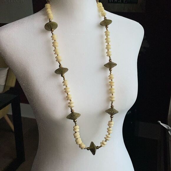 Vintage cream and brass necklace 32 inch around - Picture 1 of 4